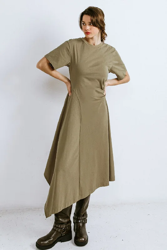 RIGHT ON CUE KNIT MIDI DRESS Trendy Tiered Hem Midi Dress