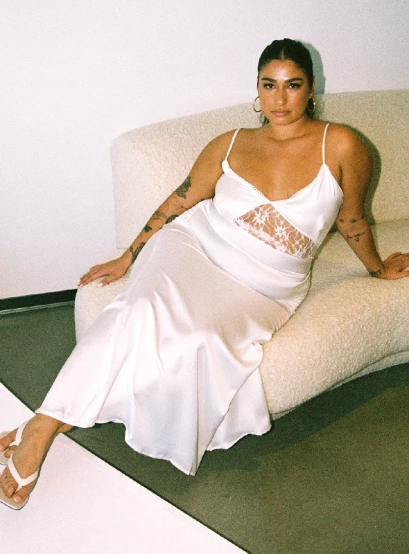 Roselle Maxi Dress White Curve Comfortable Fit-and-Flare Maxi Dress