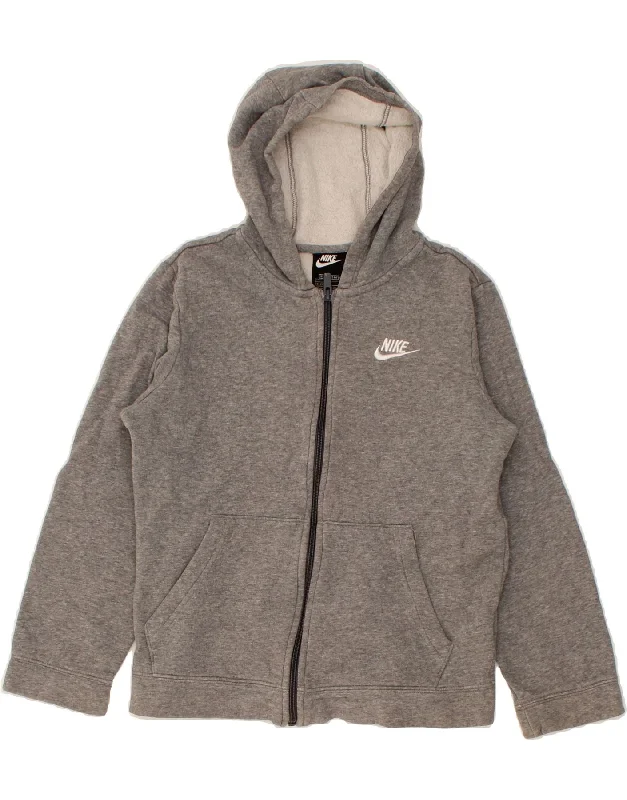 NIKE Boys Graphic Standard Fit Zip Hoodie Sweater 12-13 Years Large Grey Hoodie with Cropped Fit Short Trendy NIKE Boys Graphic Standard Fit Zip Hoodie Sweater 12-13 Years Large Grey Hoodie with Cropped Fit Short Trendy