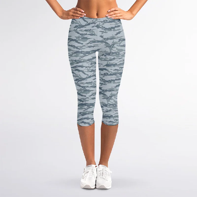 Winter Tiger Stripe Camo Pattern Print Women's Capri Leggings Comfortable Fleece-Lined Leggings