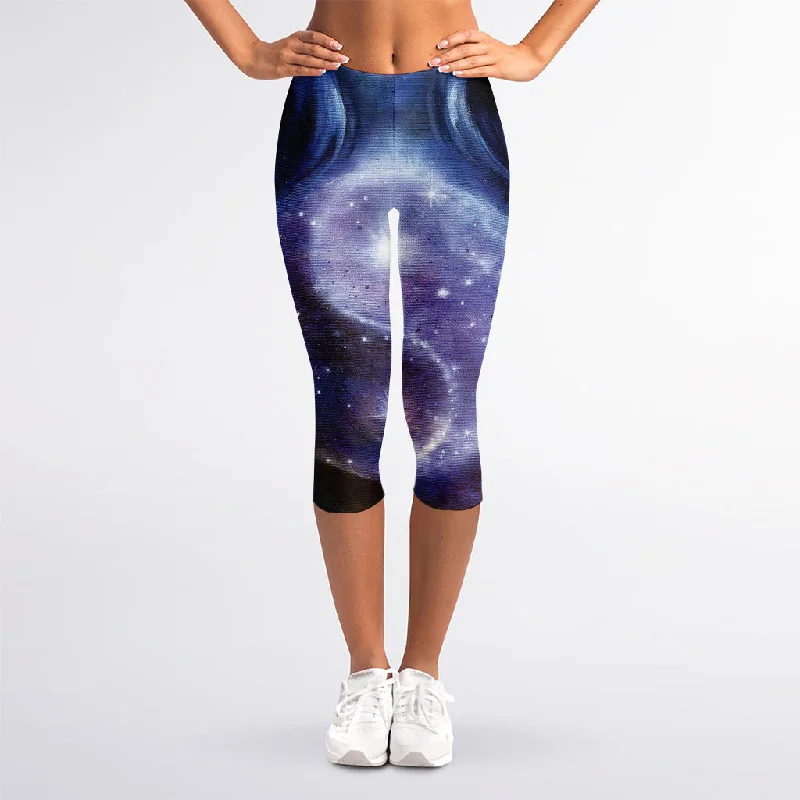 Woman Space Yin Yang Painting Print Women's Capri Leggings Cozy Mid-Rise Workout Leggings